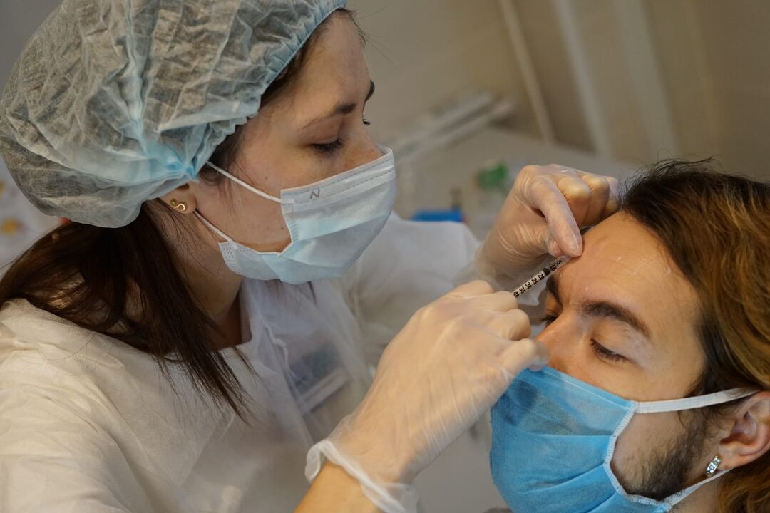 Procédure d'injection de thérapie botulique pour le rajeunissement de la peau du visage