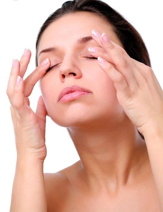 massage de la peau du contour des yeux pour rajeunir