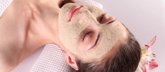 Le masque à la levure retend la peau du visage et lui donne un tonus. 