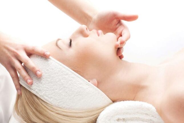 Le massage est une méthode efficace pour le rajeunissement de la peau du visage. 