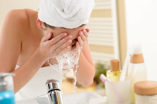 Pour vous laver le visage, vous devez utiliser des mousses et des gels spéciaux. 