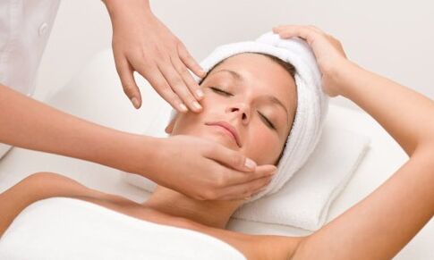 Le massage sculptural du visage apportera à la peau l'effet liftant nécessaire. 